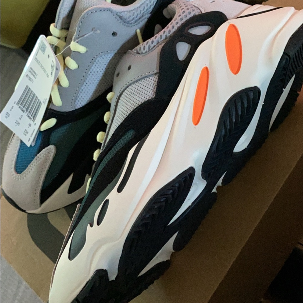 Yeezy 700 Waverunner size 5.5